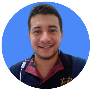Foto de Genimarcio Silva sorrindo, usando um fone de ouvido, camisa azul escura, e fundo azul claro